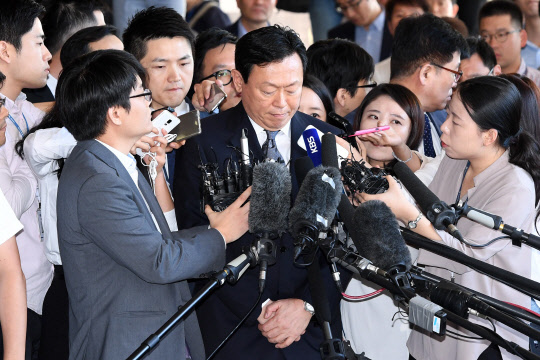 신동빈 롯데그룹 회장이 2000억원 규모의 배임·횡령 혐의 수사와 관련해 20일 검찰에 피의자 신분으로 출석, 서울중앙지검으로 들어서며 취재진의 질문을 받고 있다.   유동일기자 eddieyou@